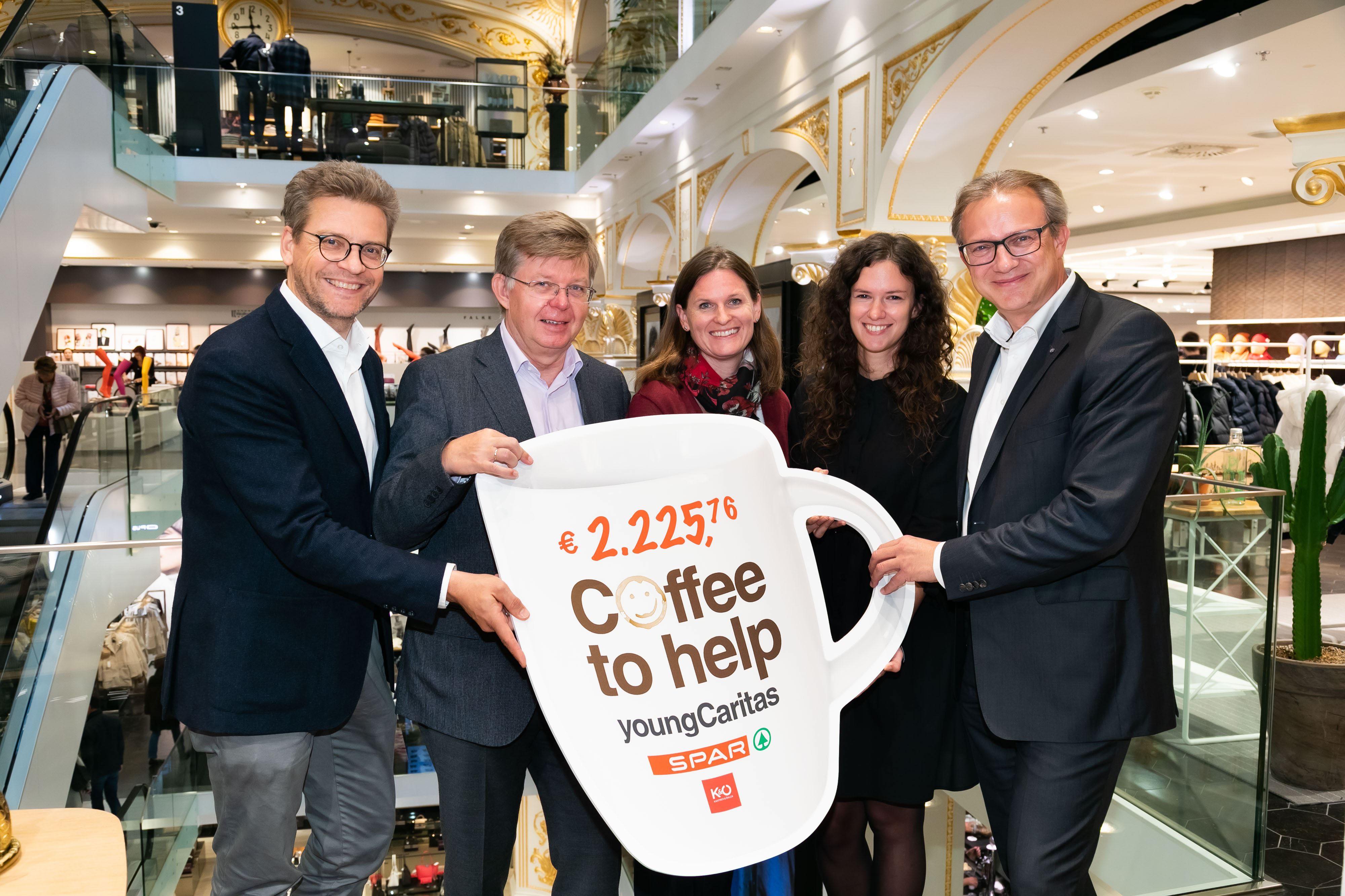 v.l.n.r.: Mag. Martin Wäg (Vorstand Kastner & Öhler), Mag. Herbert Beiglböck (Caritasdirektor), DI Eva Hödl (Leiterin Caritas Lerncafés), Katharina Fink (Regionalkoordinatorin youngCaritas) und Mag. Christoph Holzer (SPAR Steiermark Geschäftsführer) bei der Spendenübergabe.