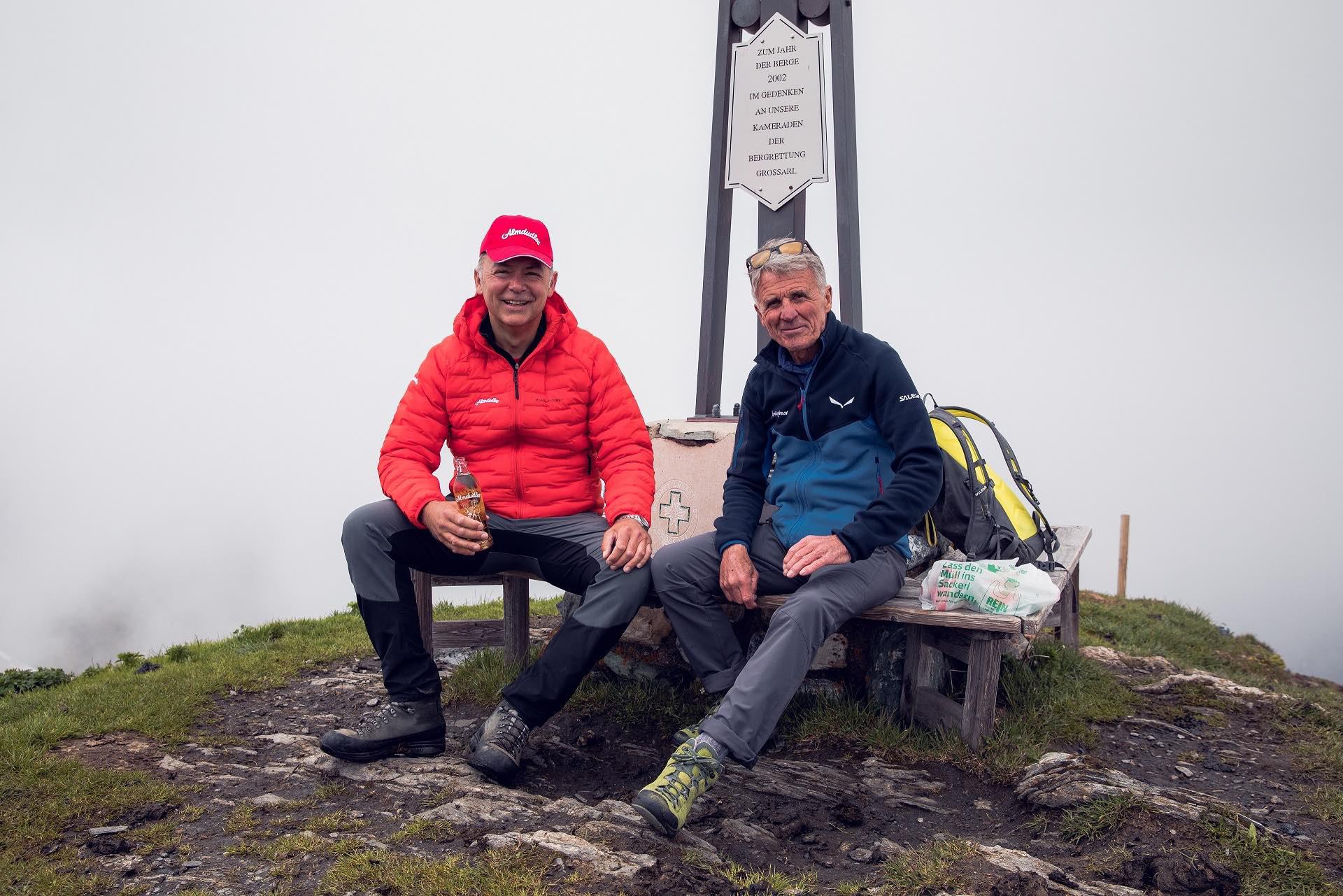 Gerhard Schilling und Peter Habeler beim Gipfelkreuz des Frauenkogels (2.424m) auf dem Weg zum Gamskarkogel (2.467m)