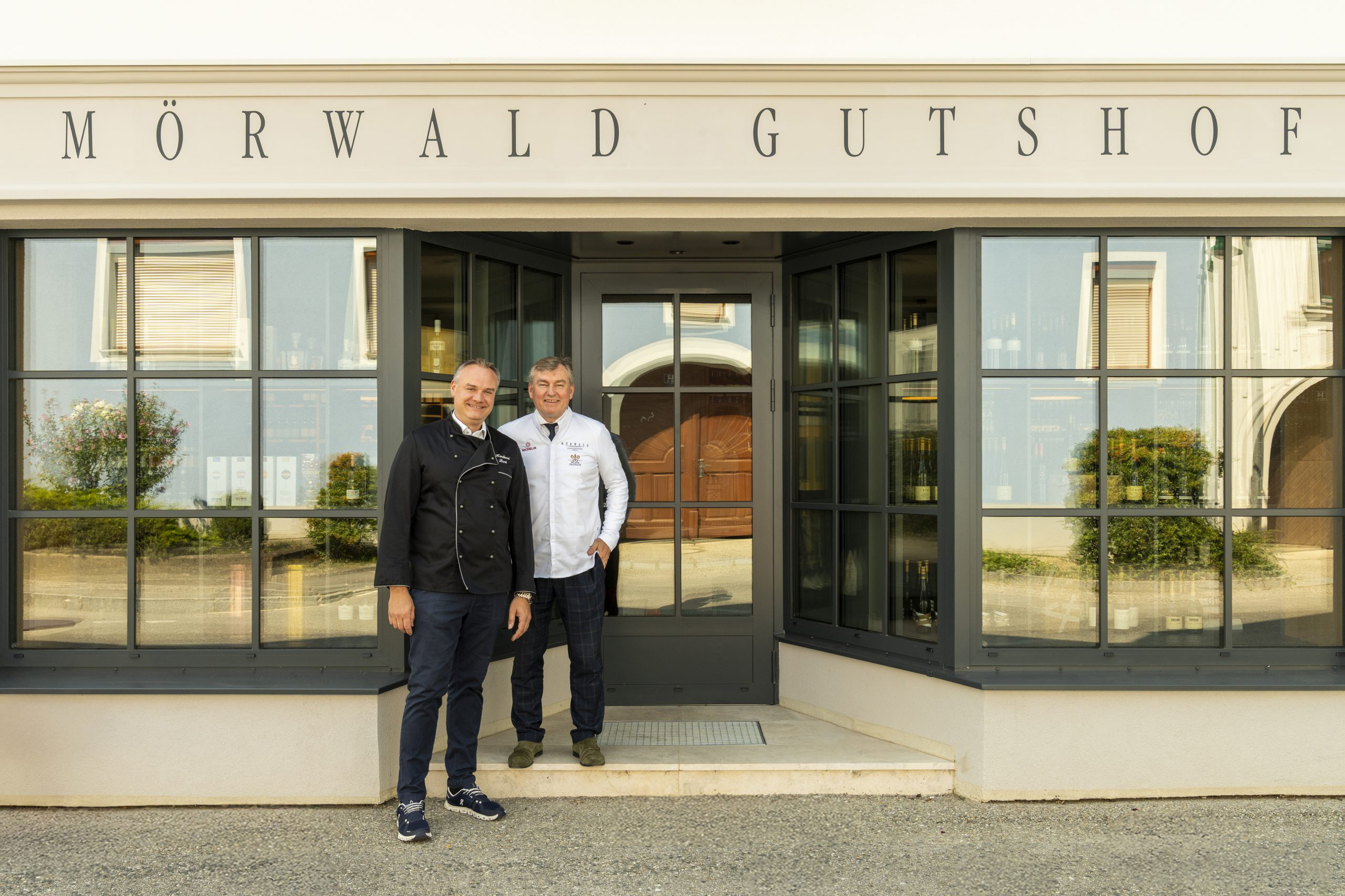 Roman Bartl jun. und Toni Mörwald vor der MÖRWALD Gutshof Greisslerei I © &social