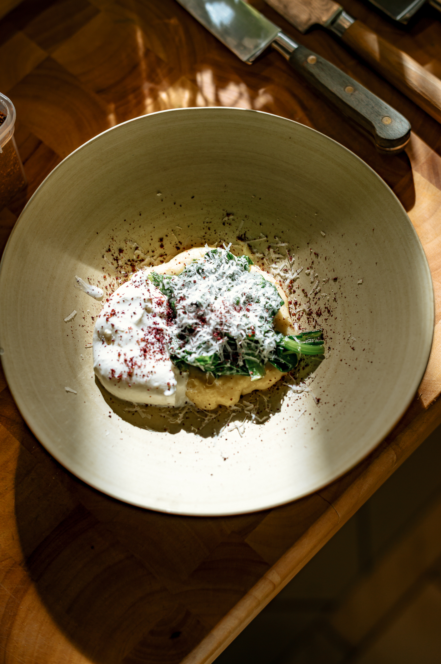 Blanchierter Spinat in Knoblauchbutter, cremiger Burrata und sonnengereiften, konfierten Tomaten I © Nuriel Molcho