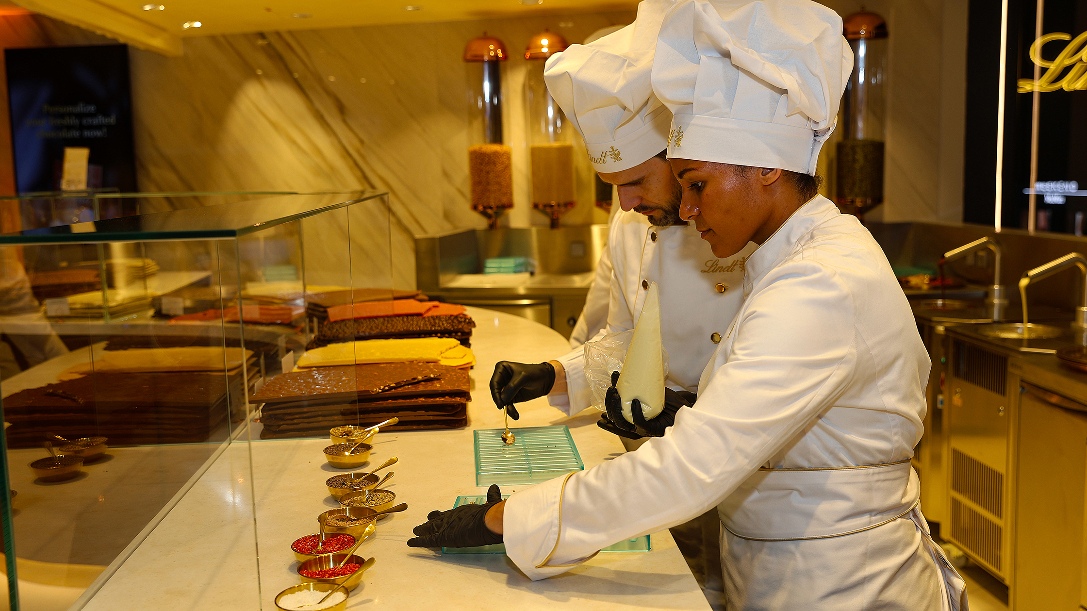 Maîtres Chocolatier im Lindt & Sprüngli Flagship Store I © Philipp Lipiarski